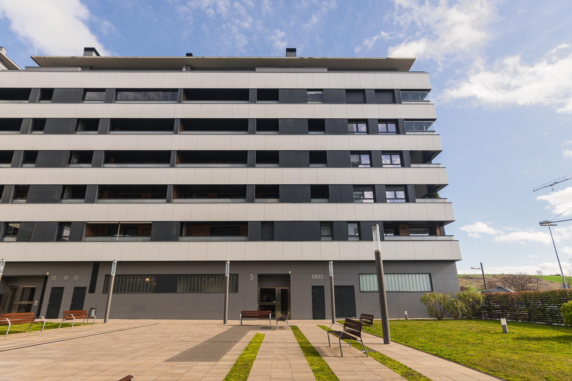 Ático en 6ª Planta con 37m² de Terrazas (Este/Oeste) y Garaje Eléctrico