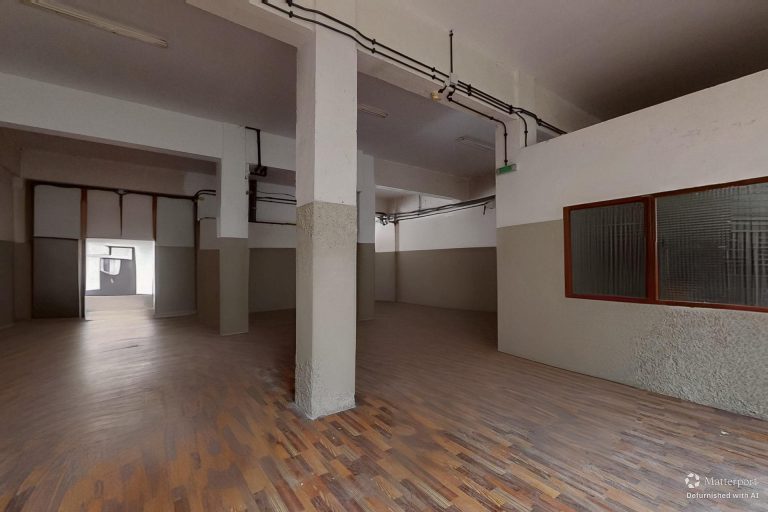 Amplio local con salida de humos en calle Aralar