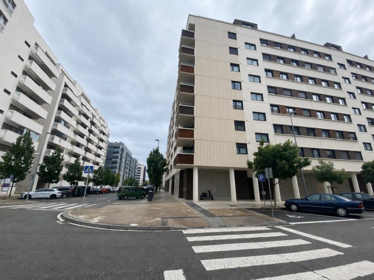 Local en esquina en Lezkairu – máxima visibilidad y gran potencial comercial