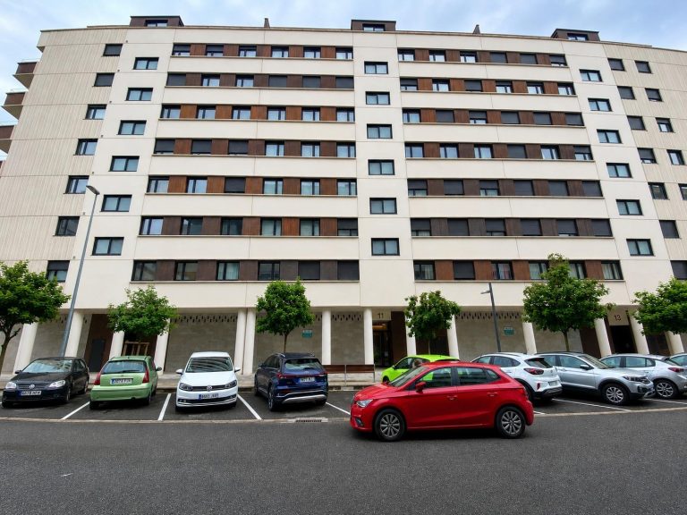 Gran local comercial en María Lacunza – amplia fachada y ubicación estratégica en Lezkairu