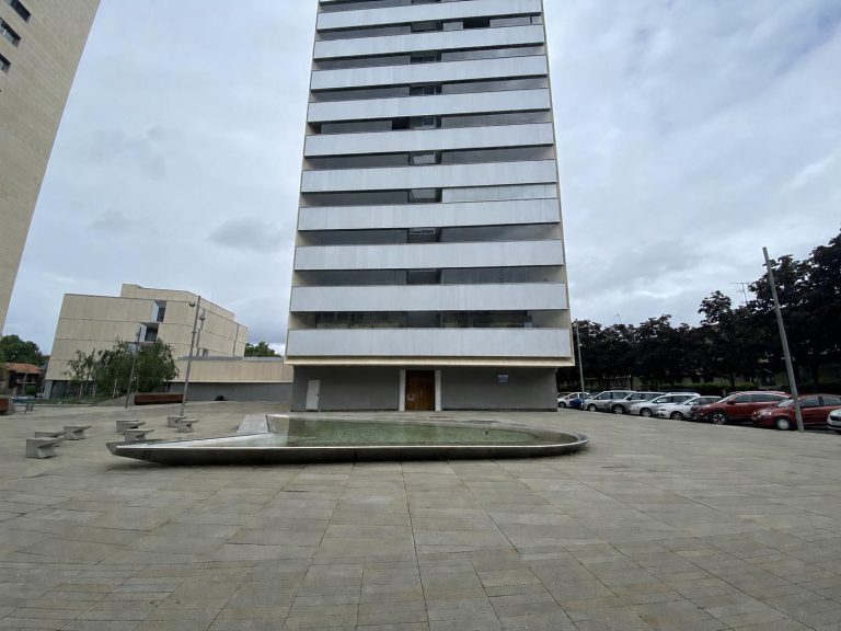 Atractivo local comercial en Plaza Salesianos, en pleno centro de Pamplona