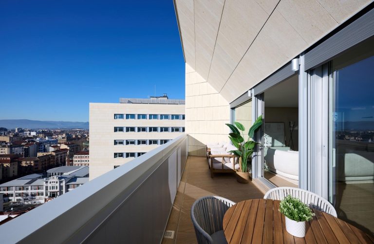 Vivienda de alto standing en alquiler en Torre Altius, con terraza y vistas panorámicas a Pamplona
